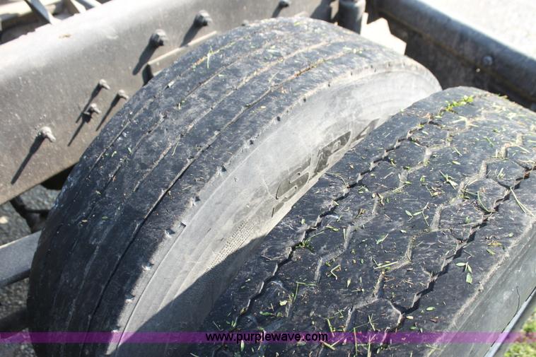 image for item G4043 1999 International 9800 Eagle semi truck