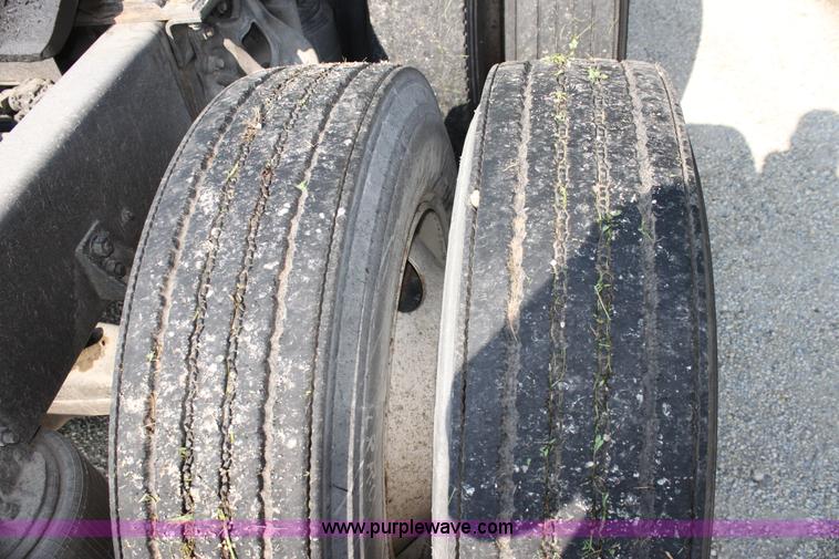 image for item G4043 1999 International 9800 Eagle semi truck