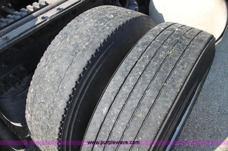 image for item G4043 1999 International 9800 Eagle semi truck