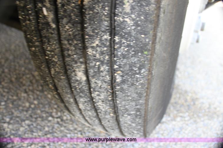 image for item G4043 1999 International 9800 Eagle semi truck