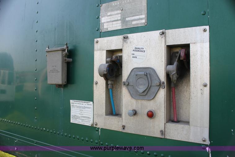 image for item G4045 1999 Kentucky 53' moving van trailer