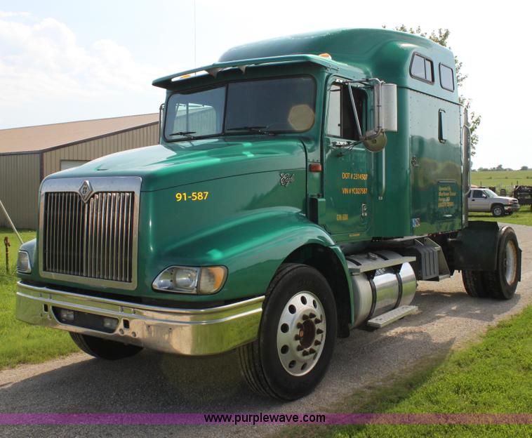 image for item G4049 2000 International 9200 Eagle semi truck