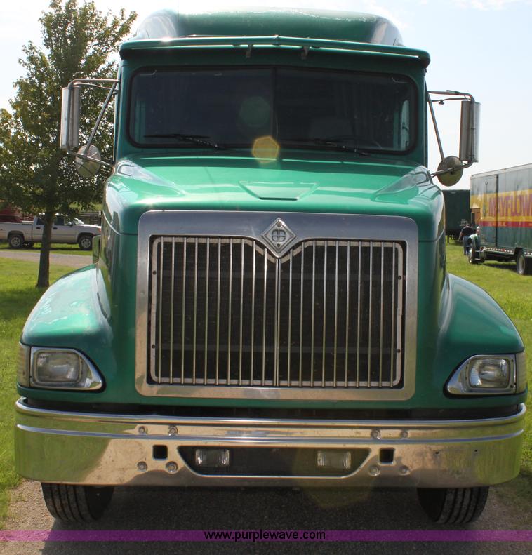 image for item G4049 2000 International 9200 Eagle semi truck