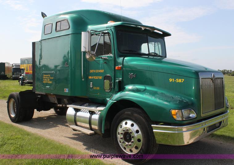 image for item G4049 2000 International 9200 Eagle semi truck