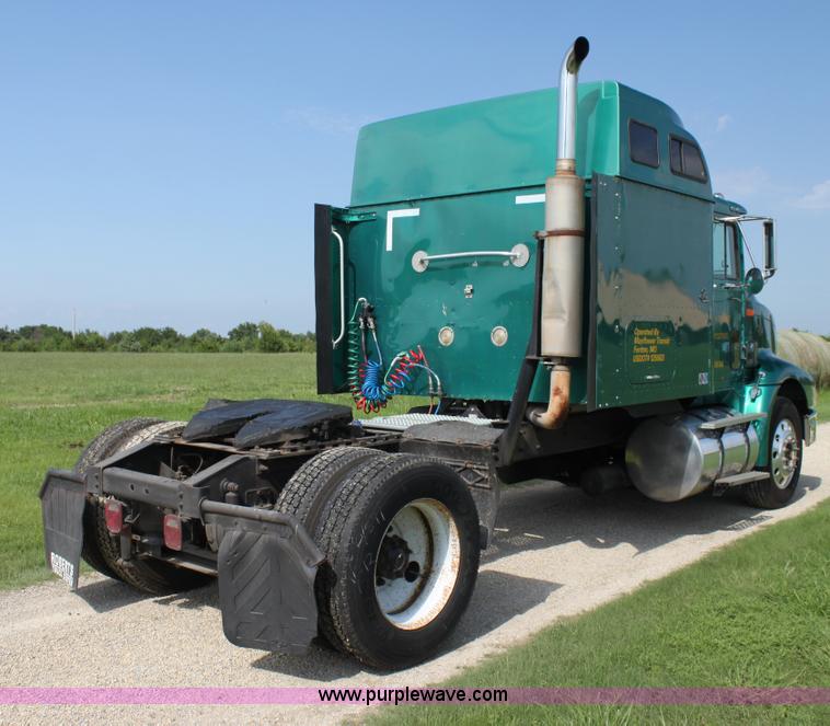 image for item G4049 2000 International 9200 Eagle semi truck