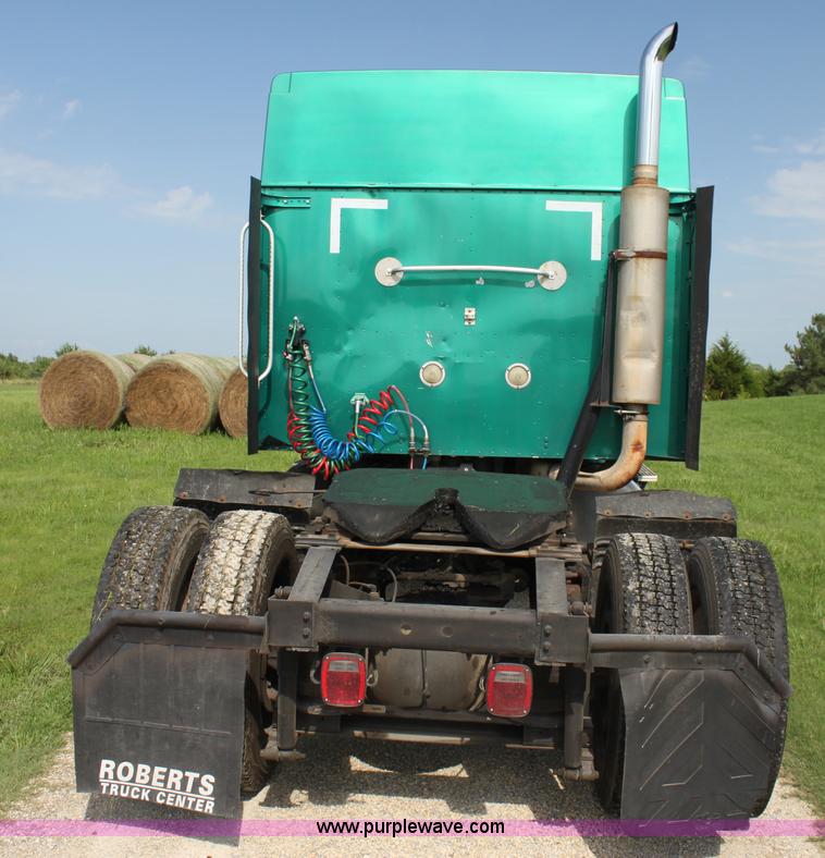 image for item G4049 2000 International 9200 Eagle semi truck