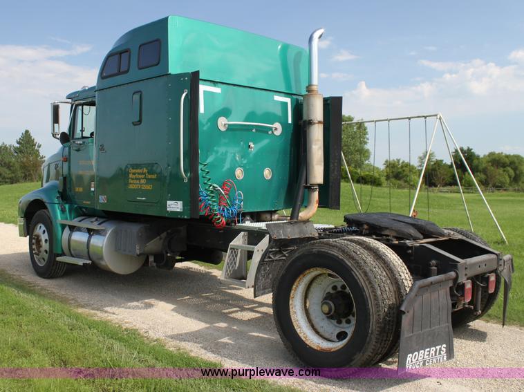 image for item G4049 2000 International 9200 Eagle semi truck