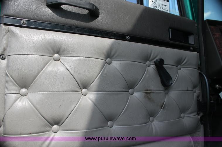 image for item G4049 2000 International 9200 Eagle semi truck