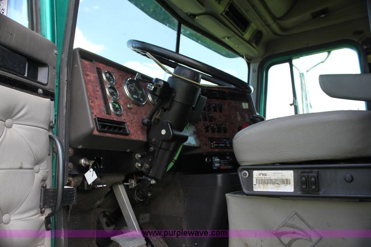 image for item G4049 2000 International 9200 Eagle semi truck