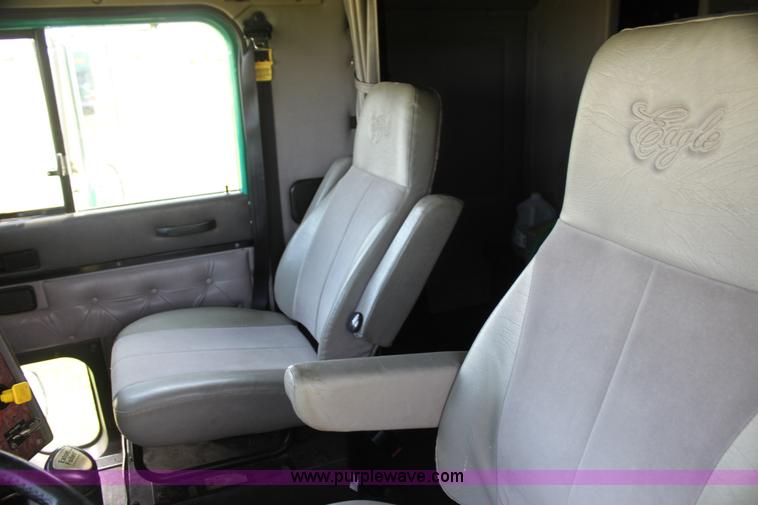 image for item G4049 2000 International 9200 Eagle semi truck