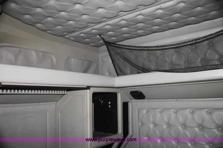 image for item G4049 2000 International 9200 Eagle semi truck