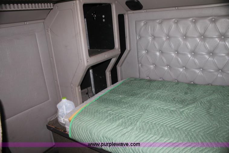 image for item G4049 2000 International 9200 Eagle semi truck