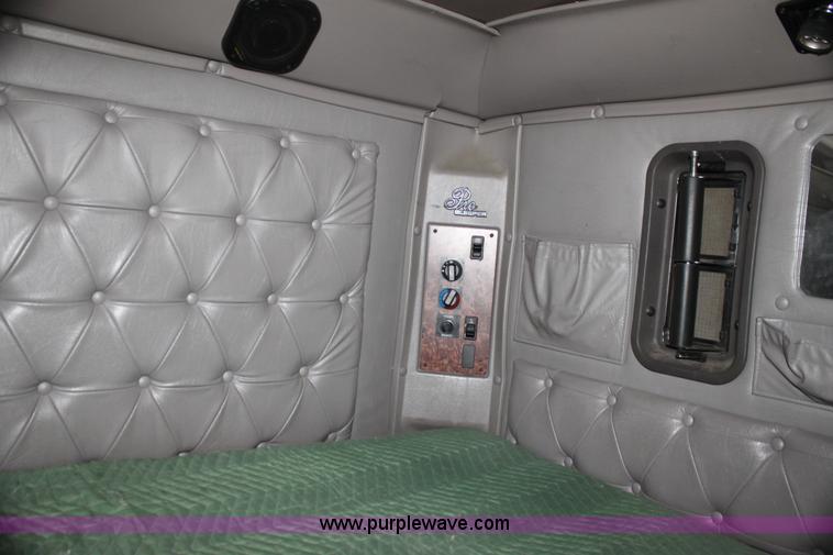 image for item G4049 2000 International 9200 Eagle semi truck