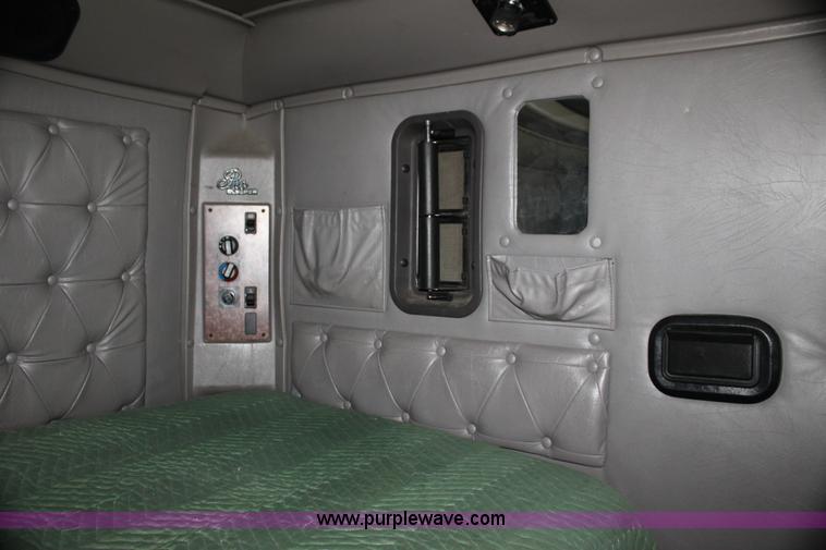 image for item G4049 2000 International 9200 Eagle semi truck