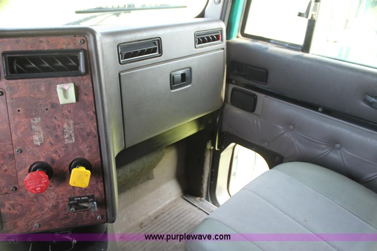 image for item G4049 2000 International 9200 Eagle semi truck