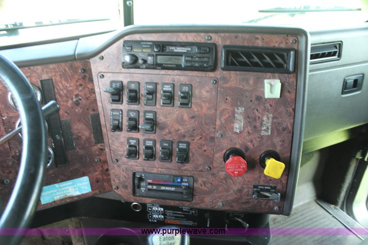 image for item G4049 2000 International 9200 Eagle semi truck