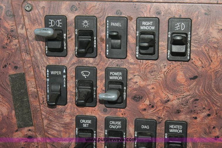 image for item G4049 2000 International 9200 Eagle semi truck