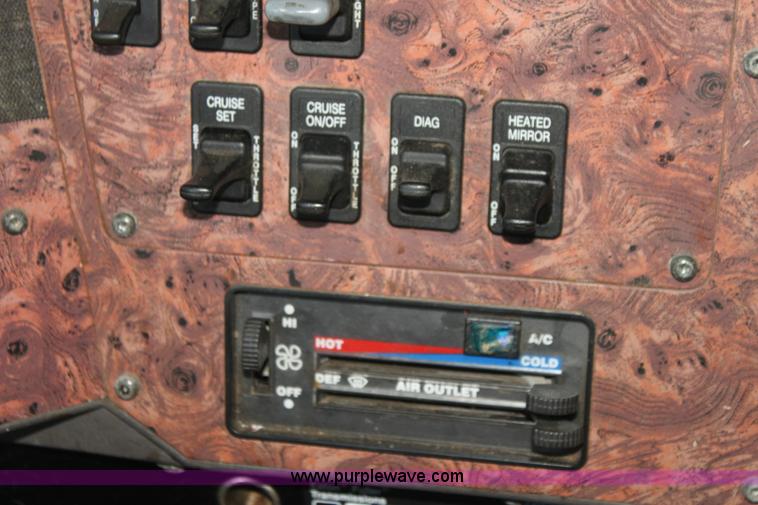 image for item G4049 2000 International 9200 Eagle semi truck