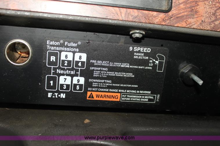 image for item G4049 2000 International 9200 Eagle semi truck