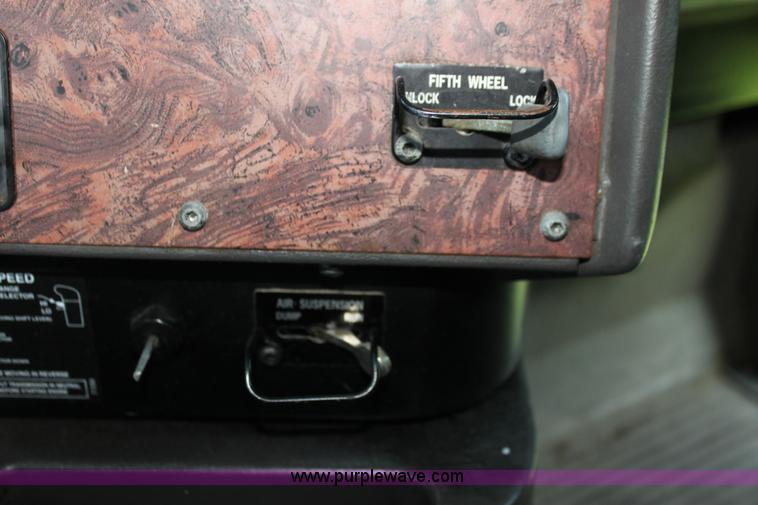 image for item G4049 2000 International 9200 Eagle semi truck