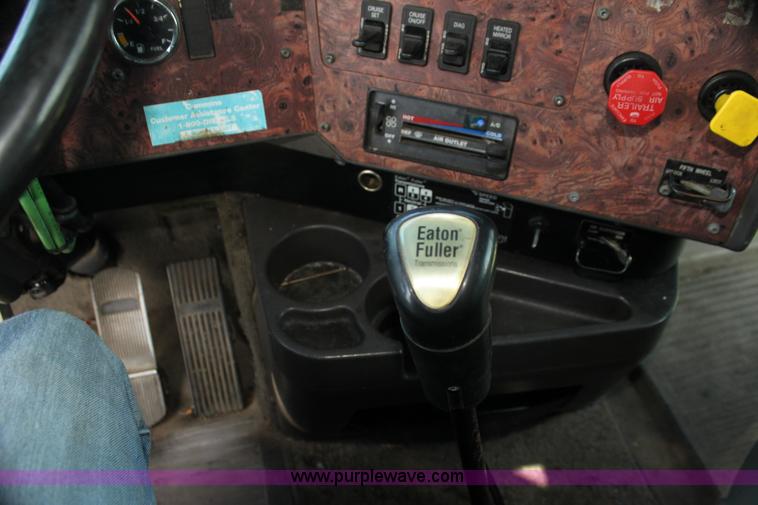 image for item G4049 2000 International 9200 Eagle semi truck