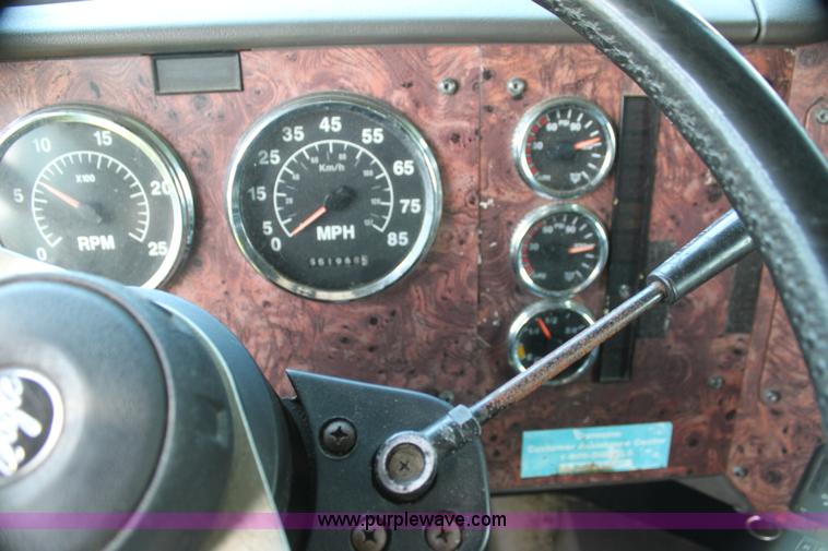 image for item G4049 2000 International 9200 Eagle semi truck