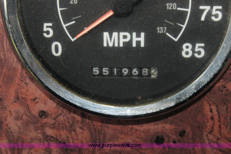 image for item G4049 2000 International 9200 Eagle semi truck