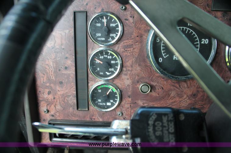 image for item G4049 2000 International 9200 Eagle semi truck