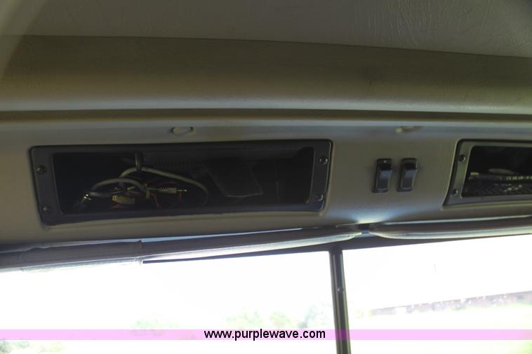 image for item G4049 2000 International 9200 Eagle semi truck