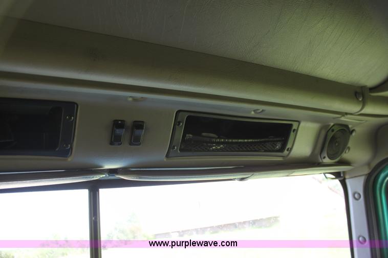 image for item G4049 2000 International 9200 Eagle semi truck