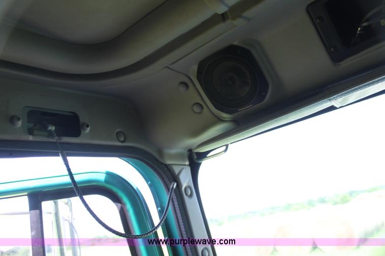 image for item G4049 2000 International 9200 Eagle semi truck