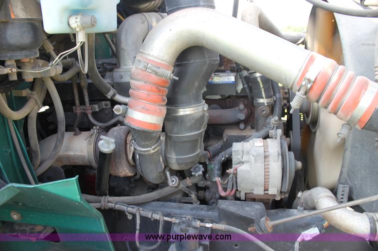 image for item G4049 2000 International 9200 Eagle semi truck