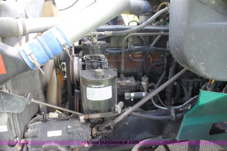 image for item G4049 2000 International 9200 Eagle semi truck