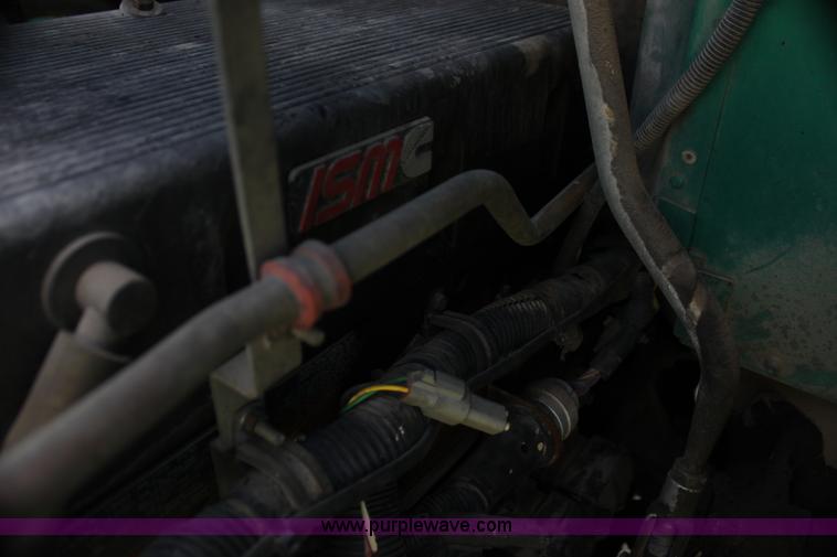 image for item G4049 2000 International 9200 Eagle semi truck