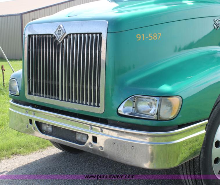 image for item G4049 2000 International 9200 Eagle semi truck