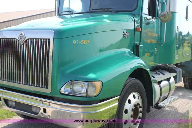image for item G4049 2000 International 9200 Eagle semi truck