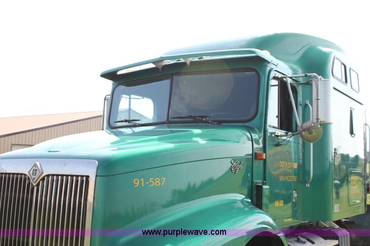 image for item G4049 2000 International 9200 Eagle semi truck