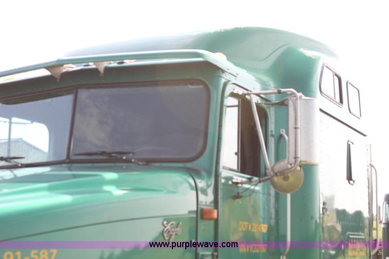 image for item G4049 2000 International 9200 Eagle semi truck