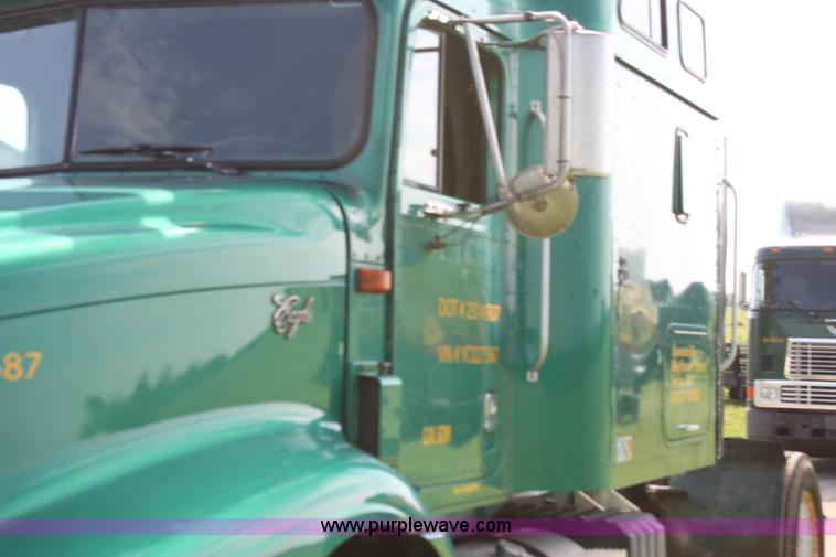 image for item G4049 2000 International 9200 Eagle semi truck