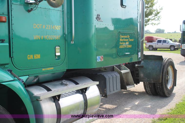 image for item G4049 2000 International 9200 Eagle semi truck