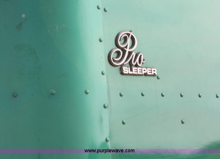 image for item G4049 2000 International 9200 Eagle semi truck