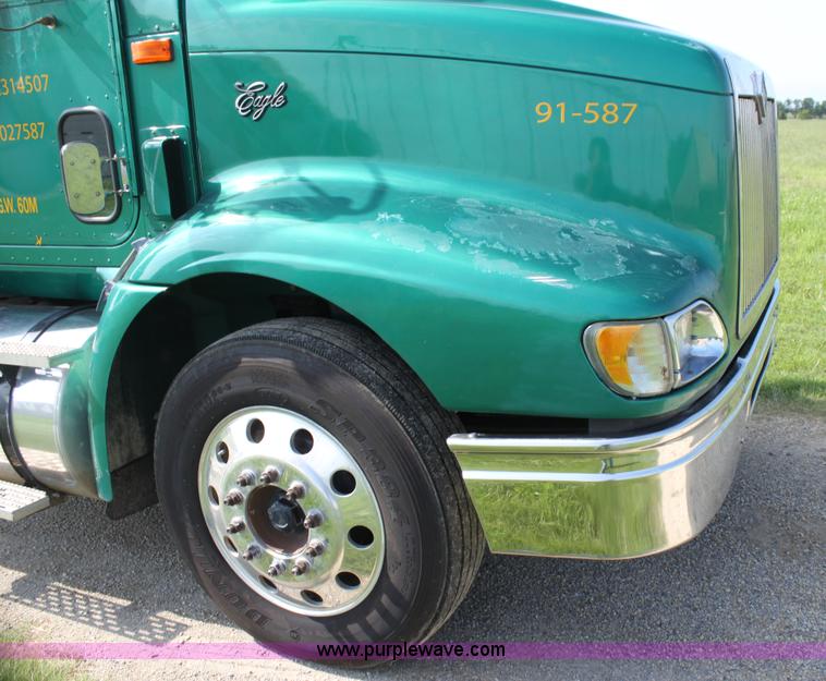 image for item G4049 2000 International 9200 Eagle semi truck