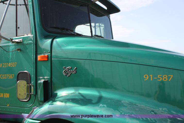 image for item G4049 2000 International 9200 Eagle semi truck