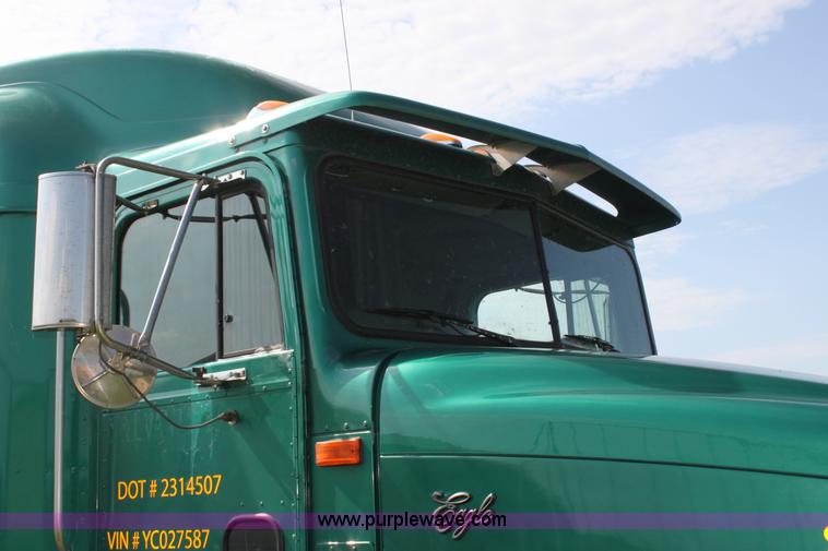 image for item G4049 2000 International 9200 Eagle semi truck