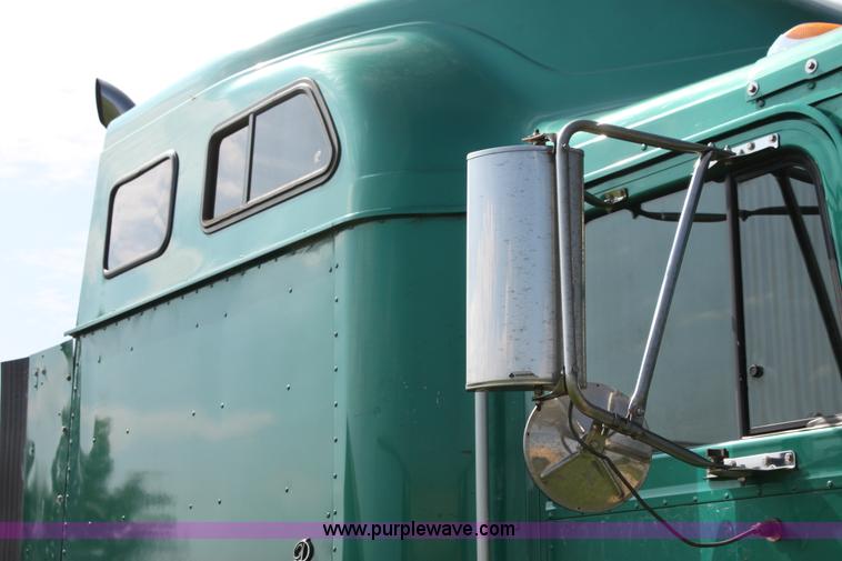 image for item G4049 2000 International 9200 Eagle semi truck