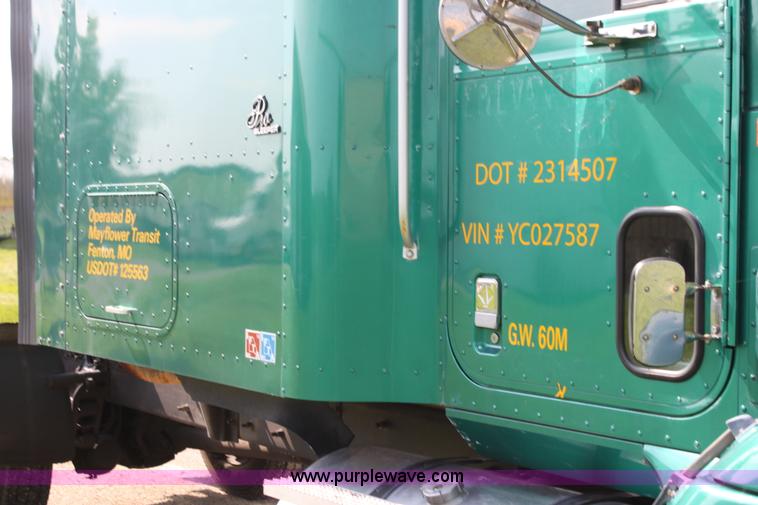 image for item G4049 2000 International 9200 Eagle semi truck