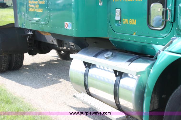 image for item G4049 2000 International 9200 Eagle semi truck