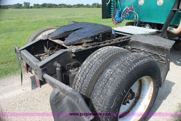 image for item G4049 2000 International 9200 Eagle semi truck