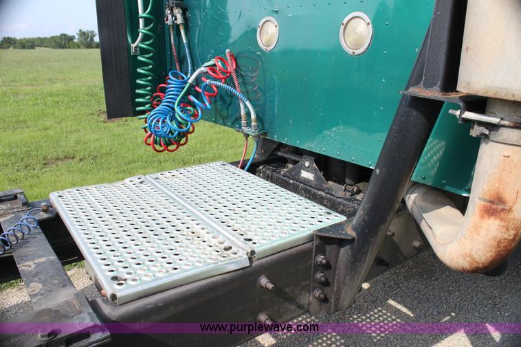 image for item G4049 2000 International 9200 Eagle semi truck