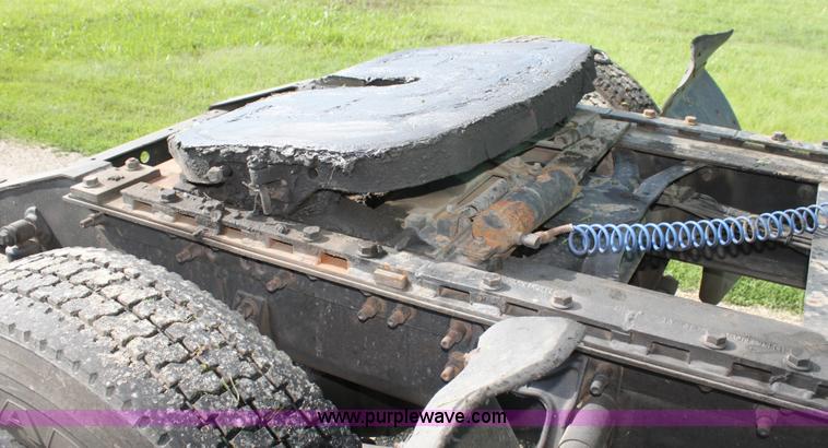 image for item G4049 2000 International 9200 Eagle semi truck